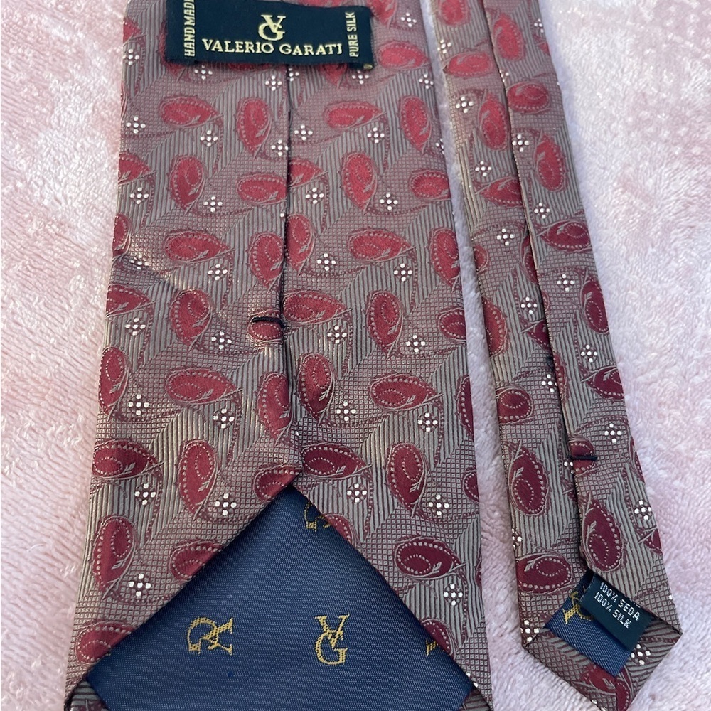 Elegant Paisley Men's Tie in Red and Gray - Picture 5 of 8